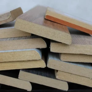 Guardapolvos Laminado veta madera, Valor Por Tira: